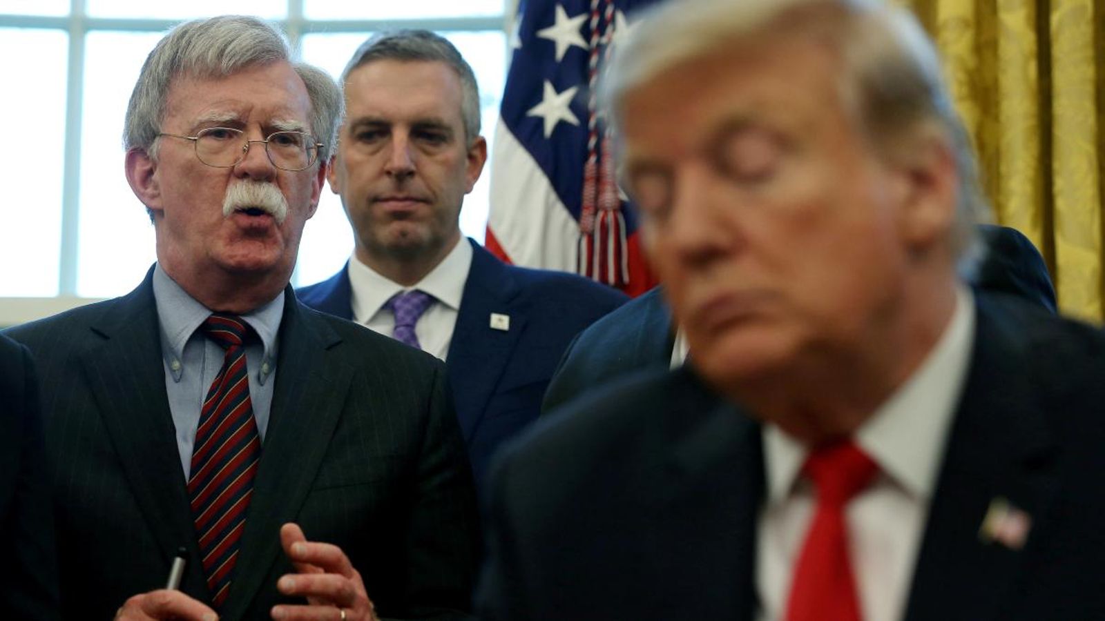 El president dels Estats Units, Donald Trump, escolta el seu assessor de seguretat nacional, John Bolton, en una imatge d’arxiu