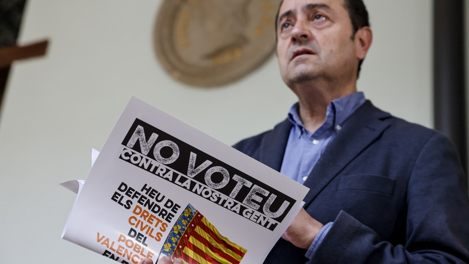 El president de Juristes Valencians, José Ramón Chirivella, amb la pancarta de l'última concentració de la plataforma