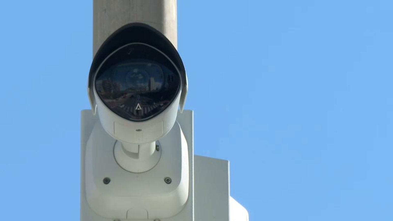 Fins a setze càmeres com esta vigilen el trànsit dins de la ciutat de Calp