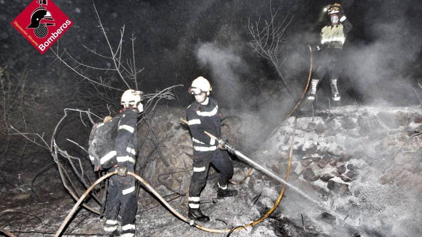 Bombers treballen en la zona afectada per l'incendi declarat a Tàrbena