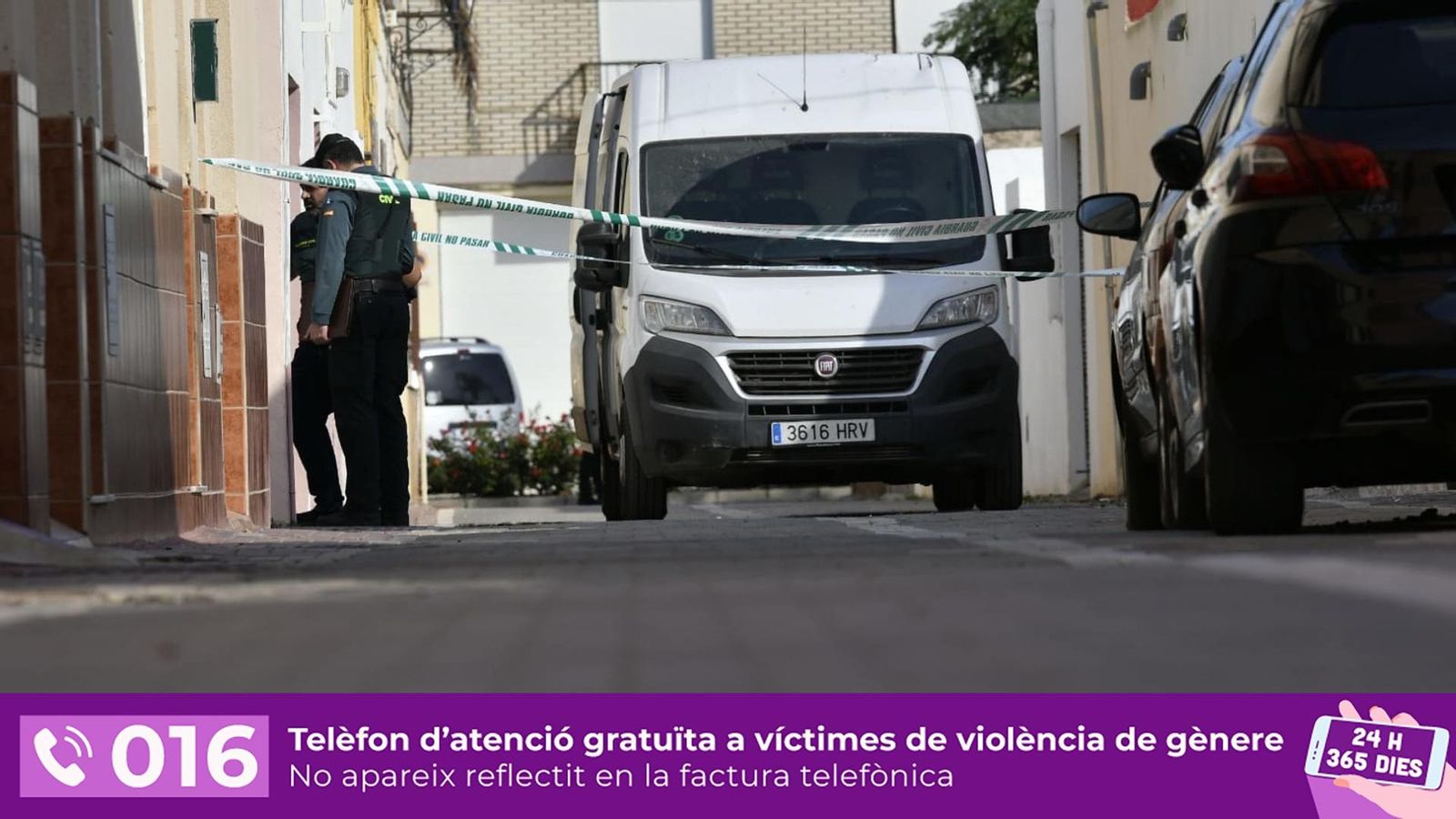 Dos agents de la Guàrdia Civil entren a la vivenda on el presumpte assassí va cometre el crim