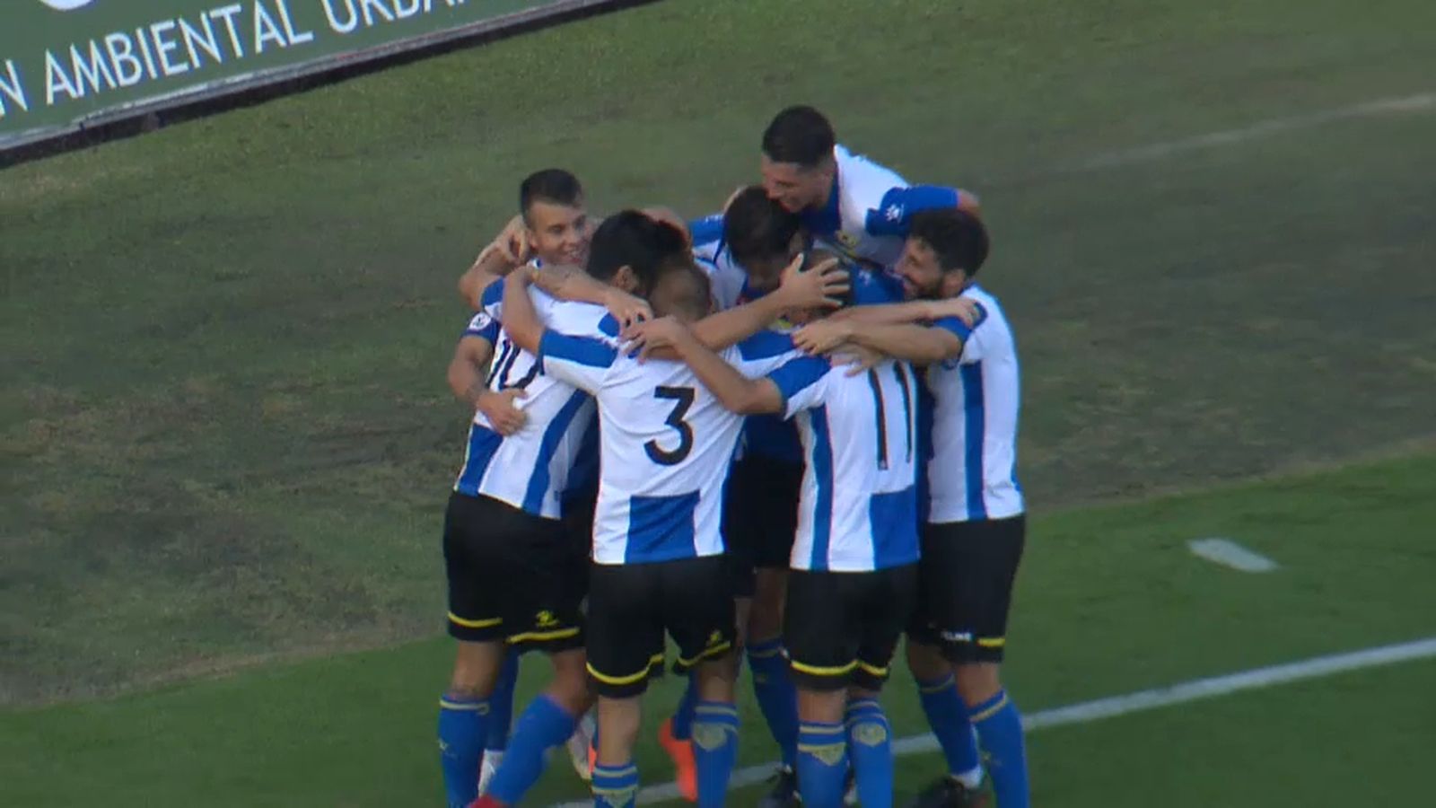 Els jugadors celebren el gol