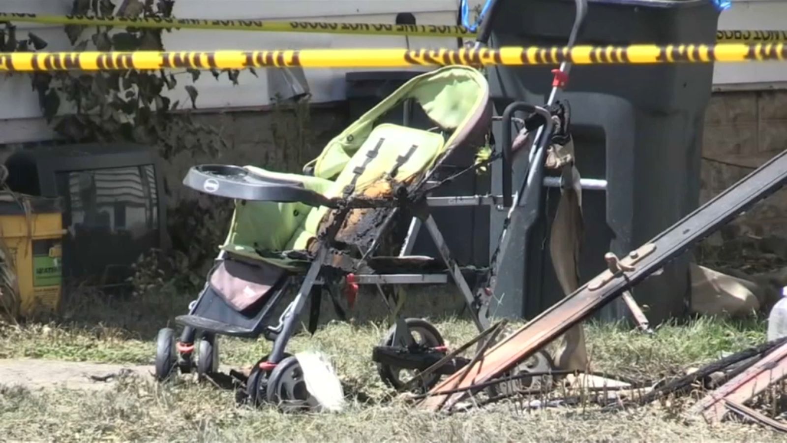 Carret d'un xiquet a la zona acordonada per l'incendi