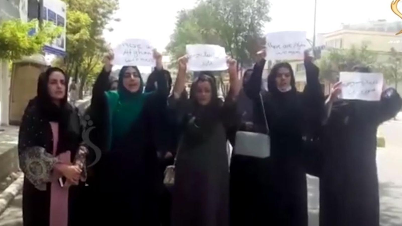 Els missatges reivindiquen el dret de les dones a l’educació i a treballar