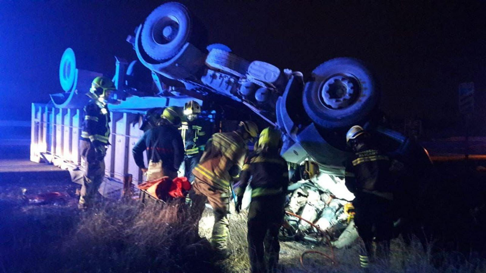 Els bombers excarceren de la cabina del camió de la UTE el cos del conductor