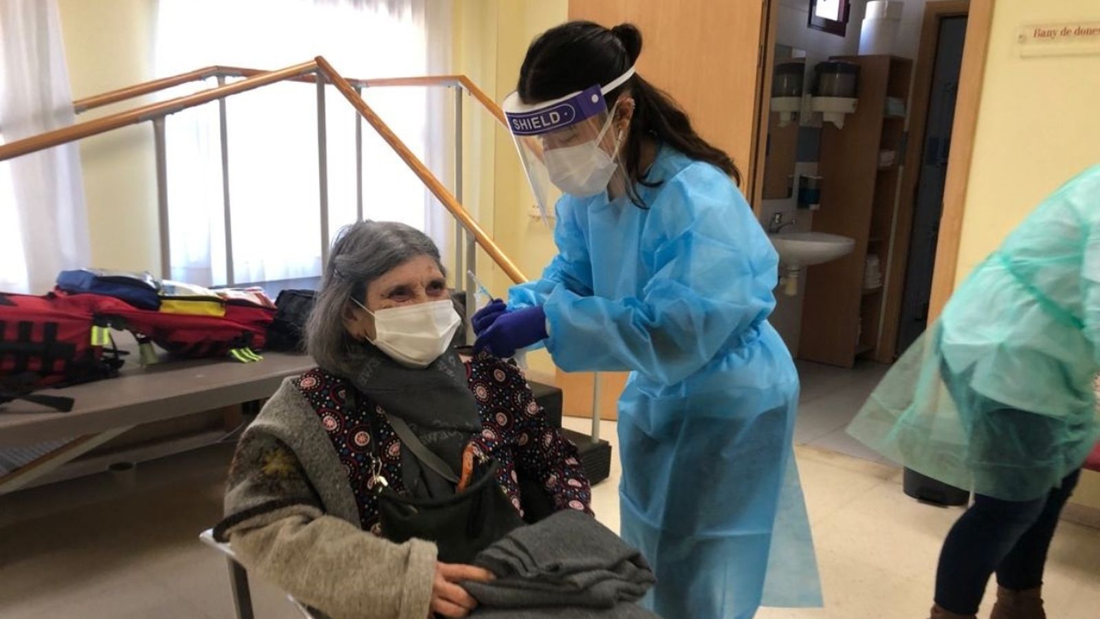 Vacunació de la segona dosi a una interna de la residència d'Almassora, aquest dilluns