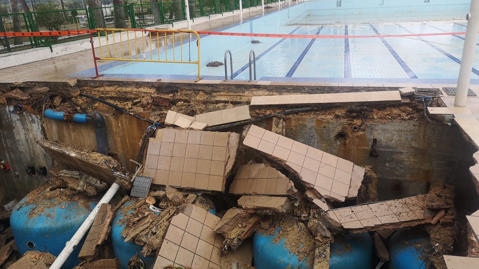 Part del sostre de la piscina municipal d'Altura s'ha afonat sobre la sala de màquines