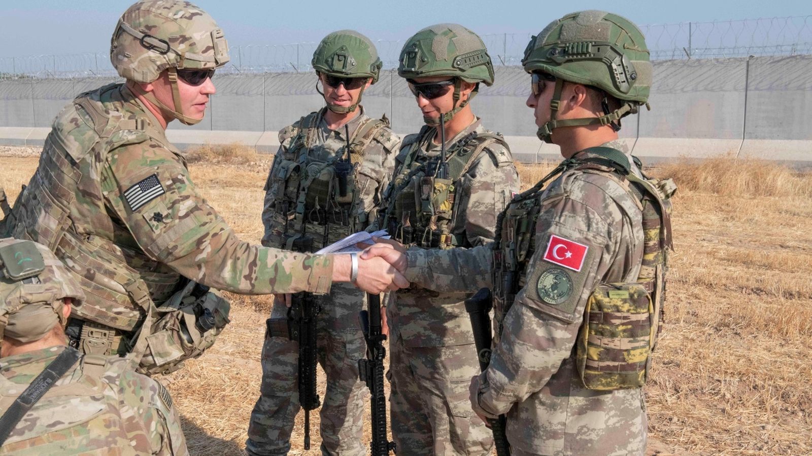 Soldats nord-americans i turcs realitzen una patrulla conjunta en el nord-est de Síria