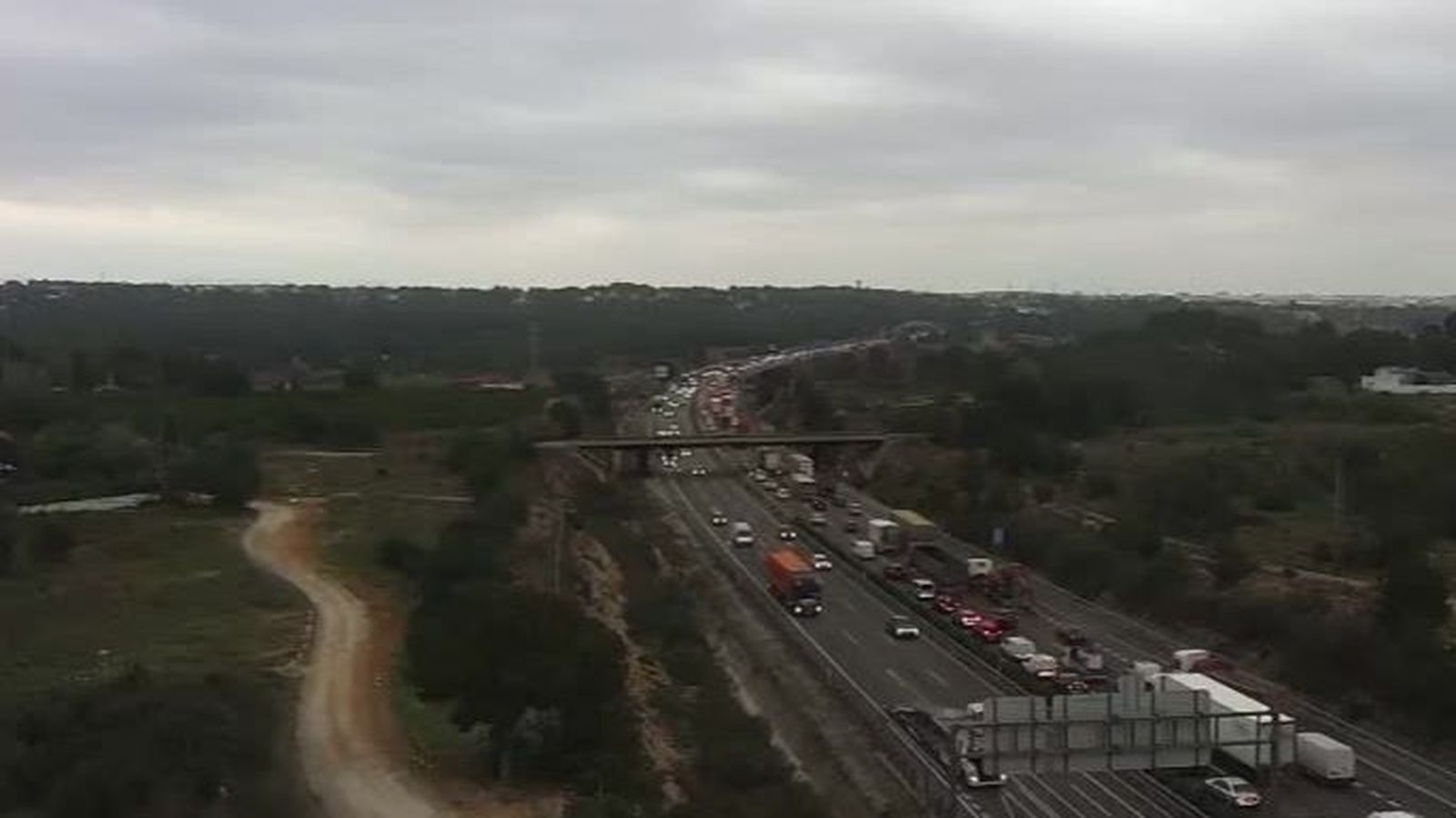 Aspecte que presenta el by-pass de València, amb trànsit molt dens, a l'altura de Manises