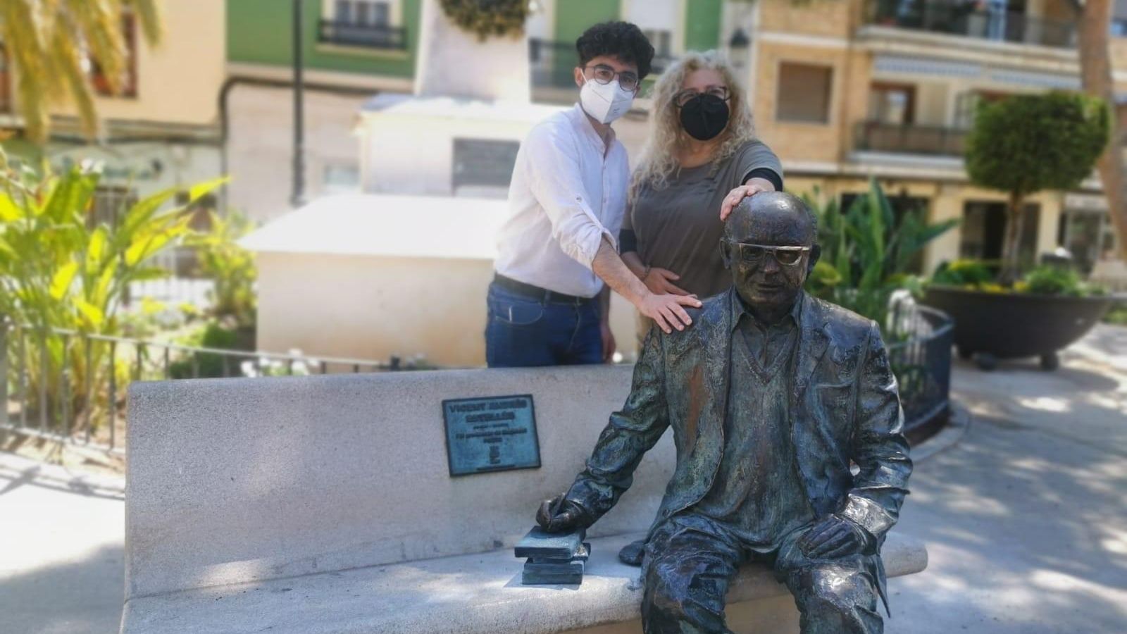 L'estàtua de Vicent Andrés Estellés a Burjassot torna a estar completa