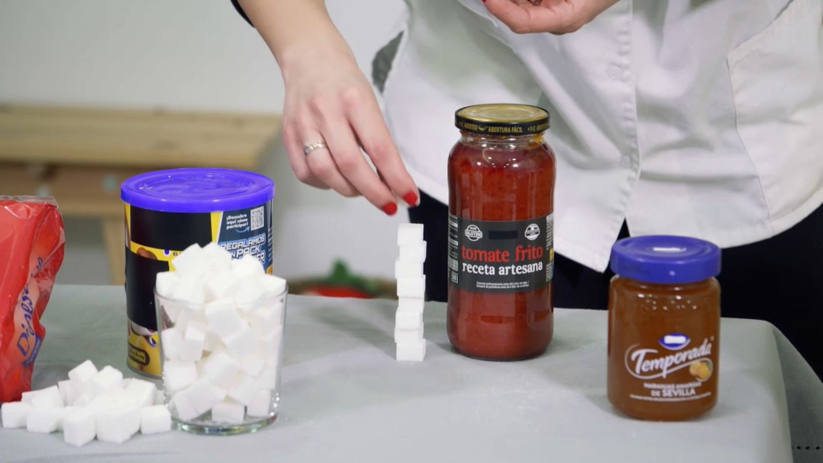 El programa Zoom alerta que certes marques de tomaca fregida porten més sucre que altres