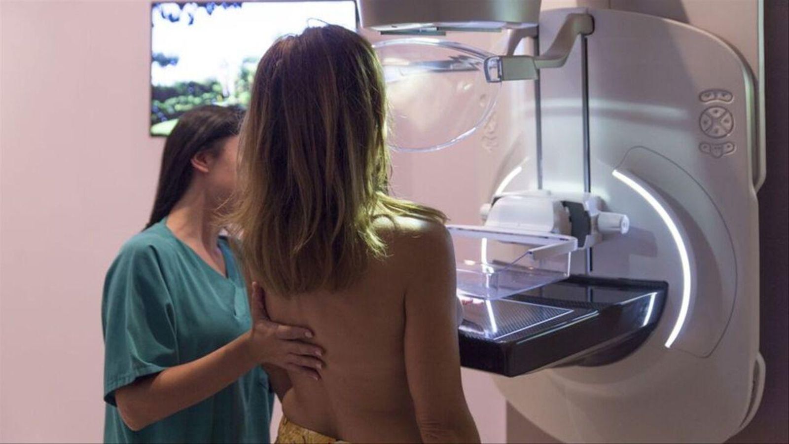 Una dona es fa una mamografia, en una imatge d'arxiu / À Punt NTC