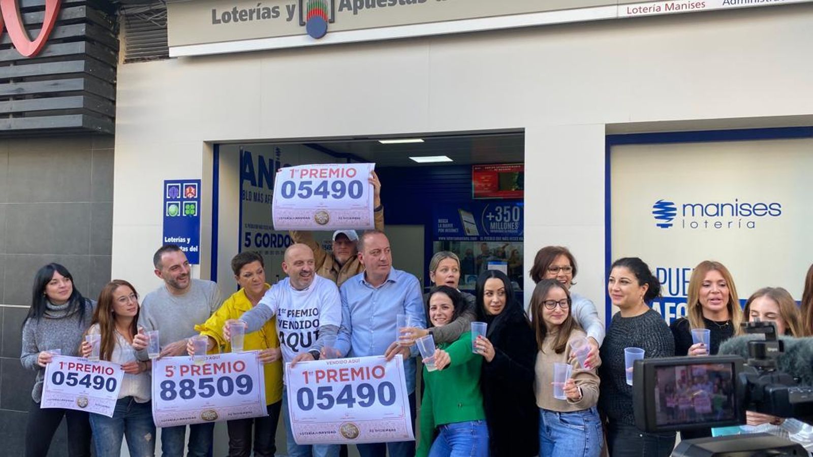 Celebració a l'administració de Manises que ha venut un dècim de la Grossa