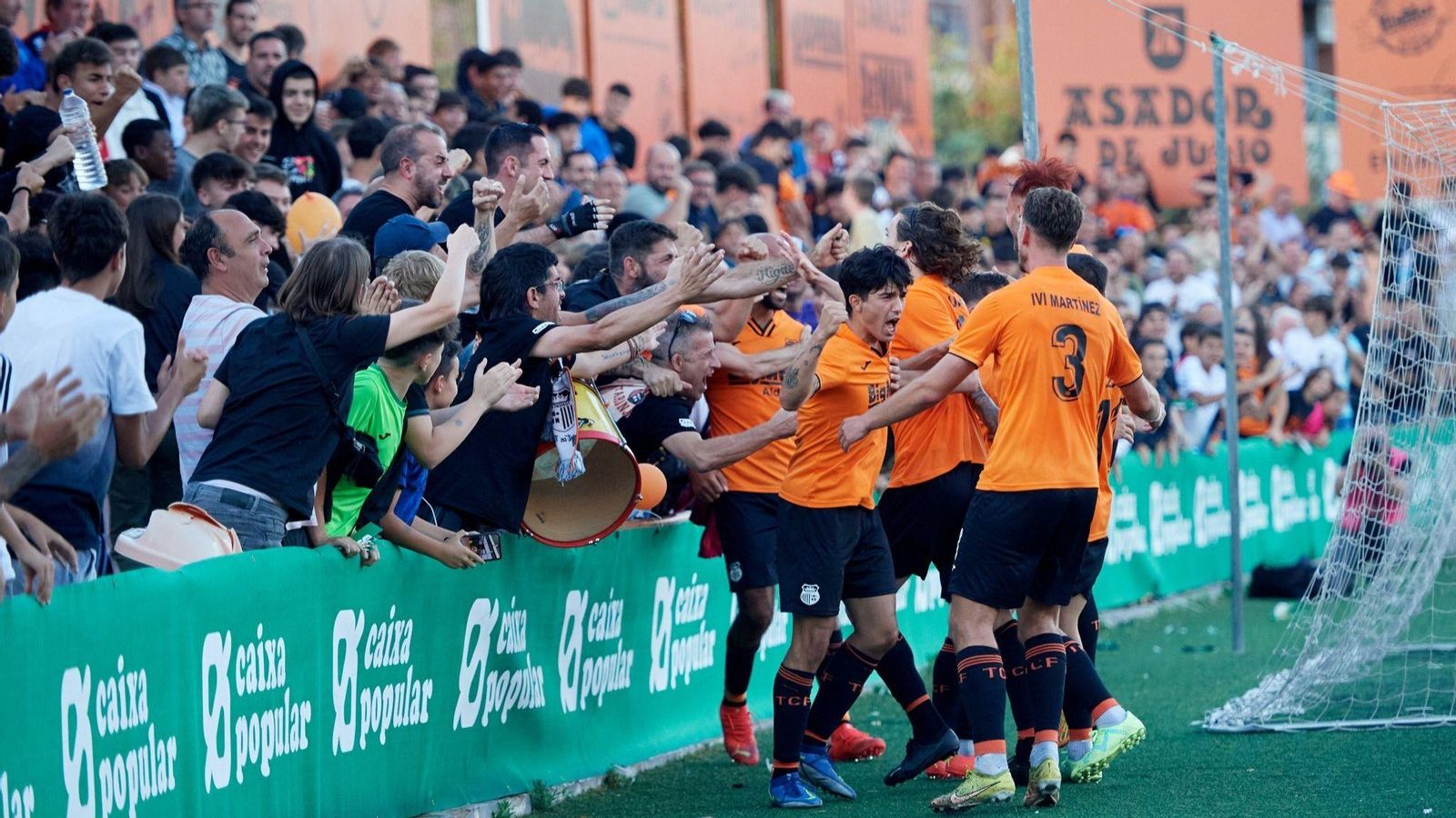 Els jugadors del Torrent celebren un gol amb l'afició