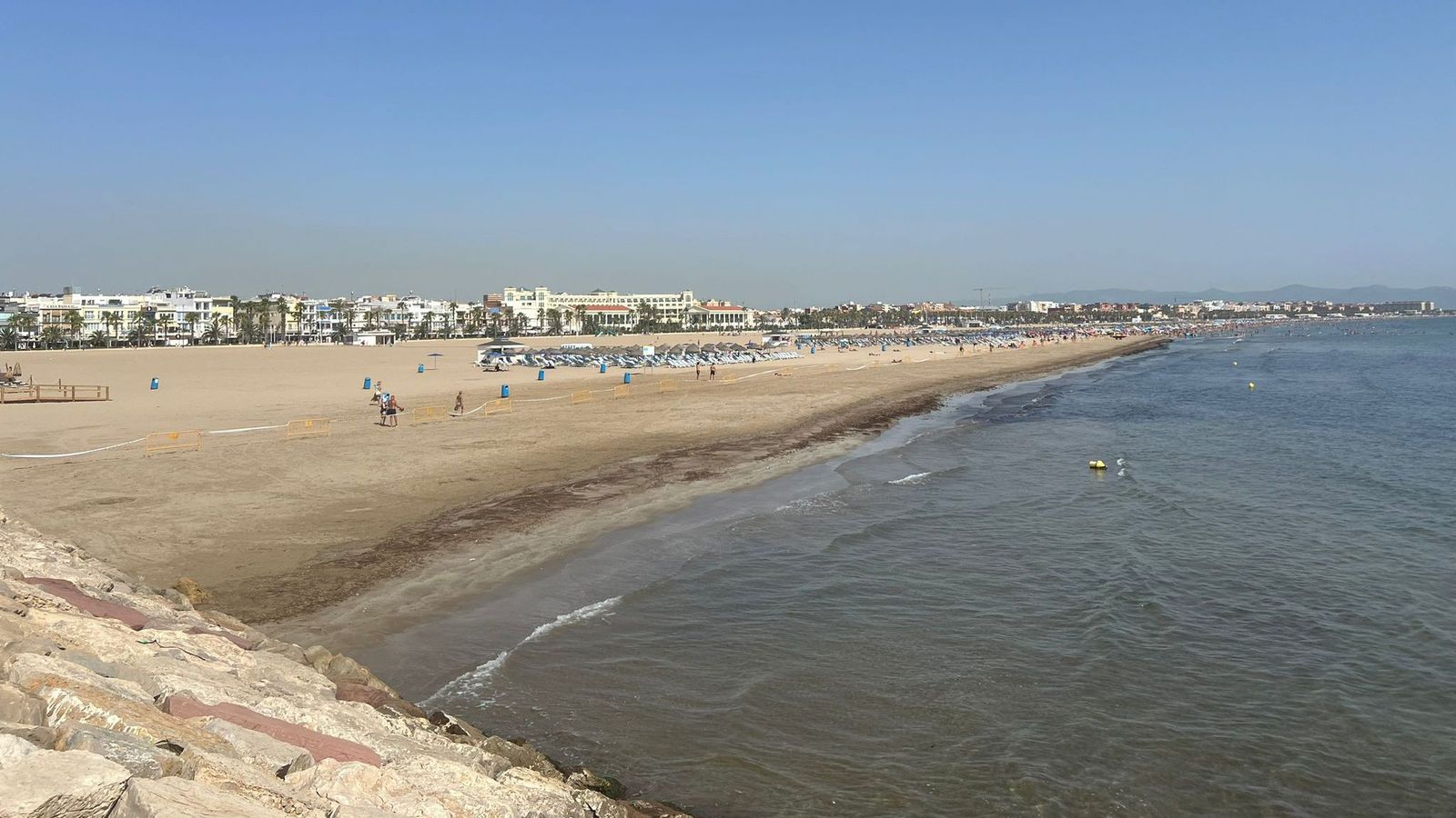 Reoberta al bany la platja del Cabanyal