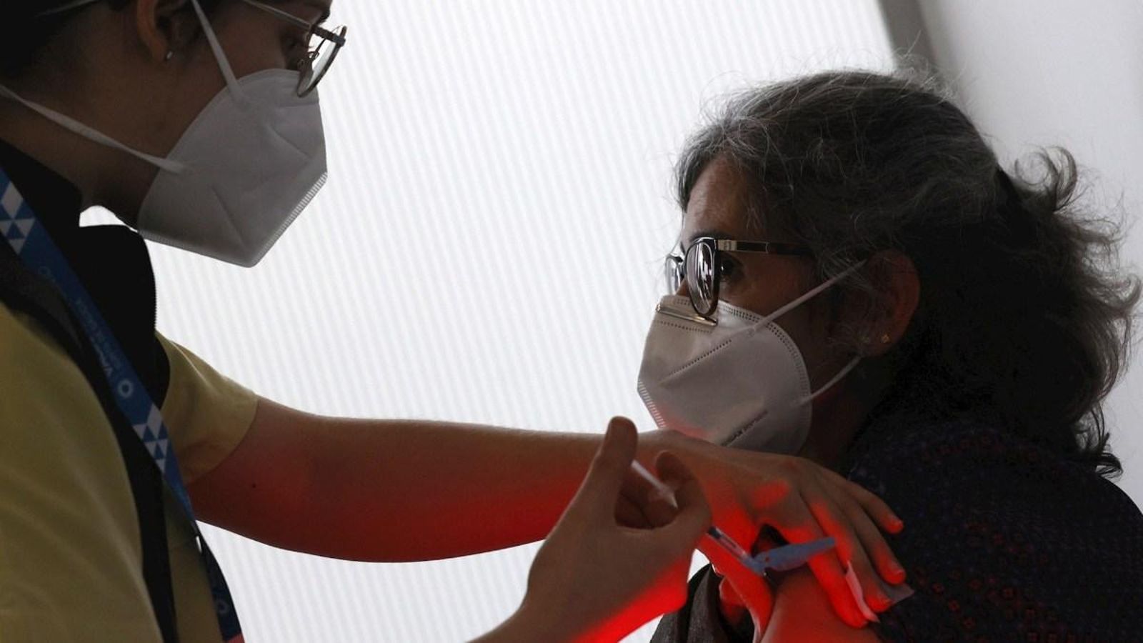 Una pacient rep una vacuna contra el coronavirus