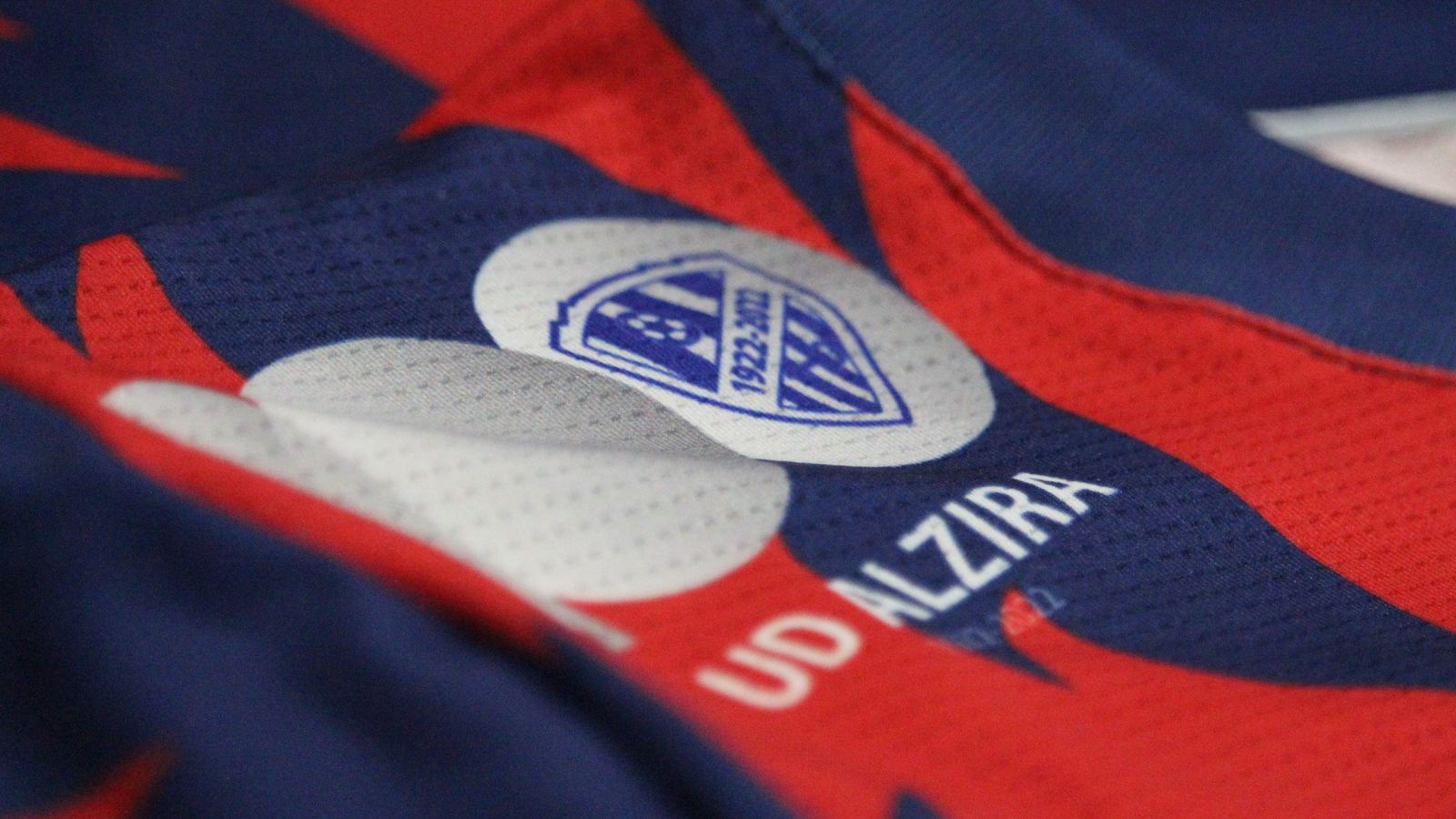 Imatge de l'escut centenari de l'Alzira