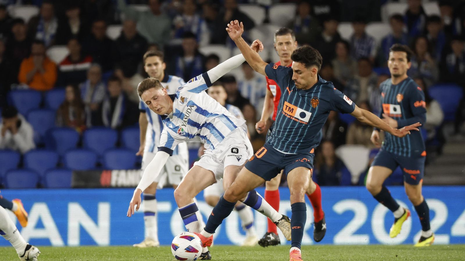 Beñat Turrientes i André Almeida disputen una pilota