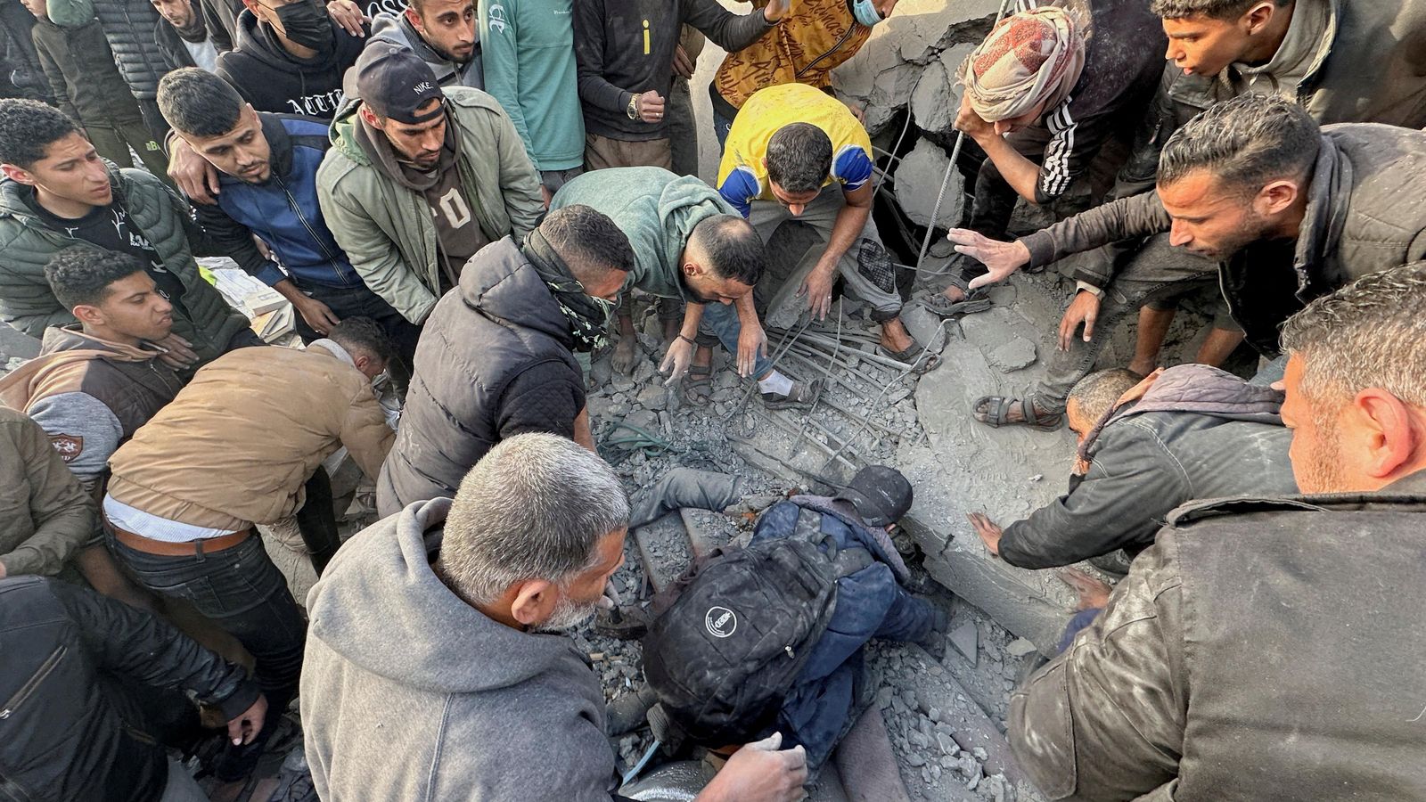 Un grup palestins tracten de rescatar persones atrapades sota els enderrocs d'una mesquita de Rafah destruïda per un bombardeig israelià