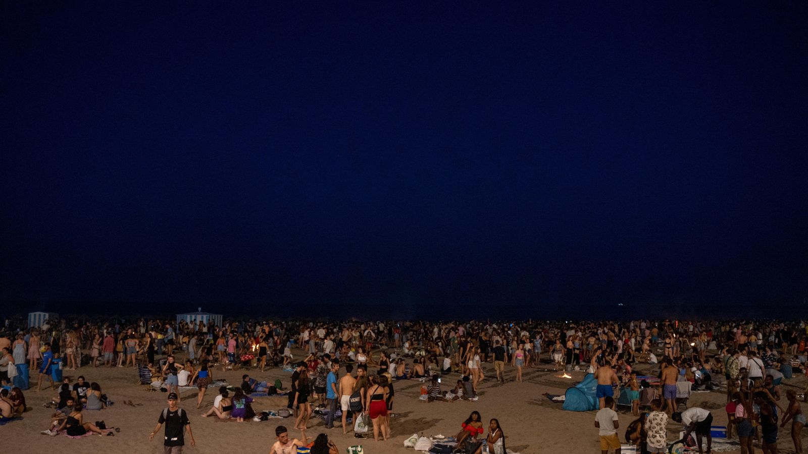 Centenars de persones gaudeixen de les fogueres de Sant Joan a la platja de la Malvarrosa de València