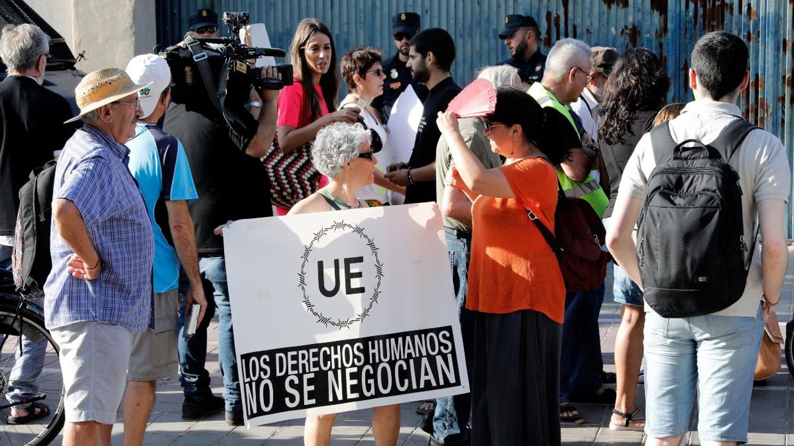 Un centenar de persones es van concentrar davant la porta del CIE de València