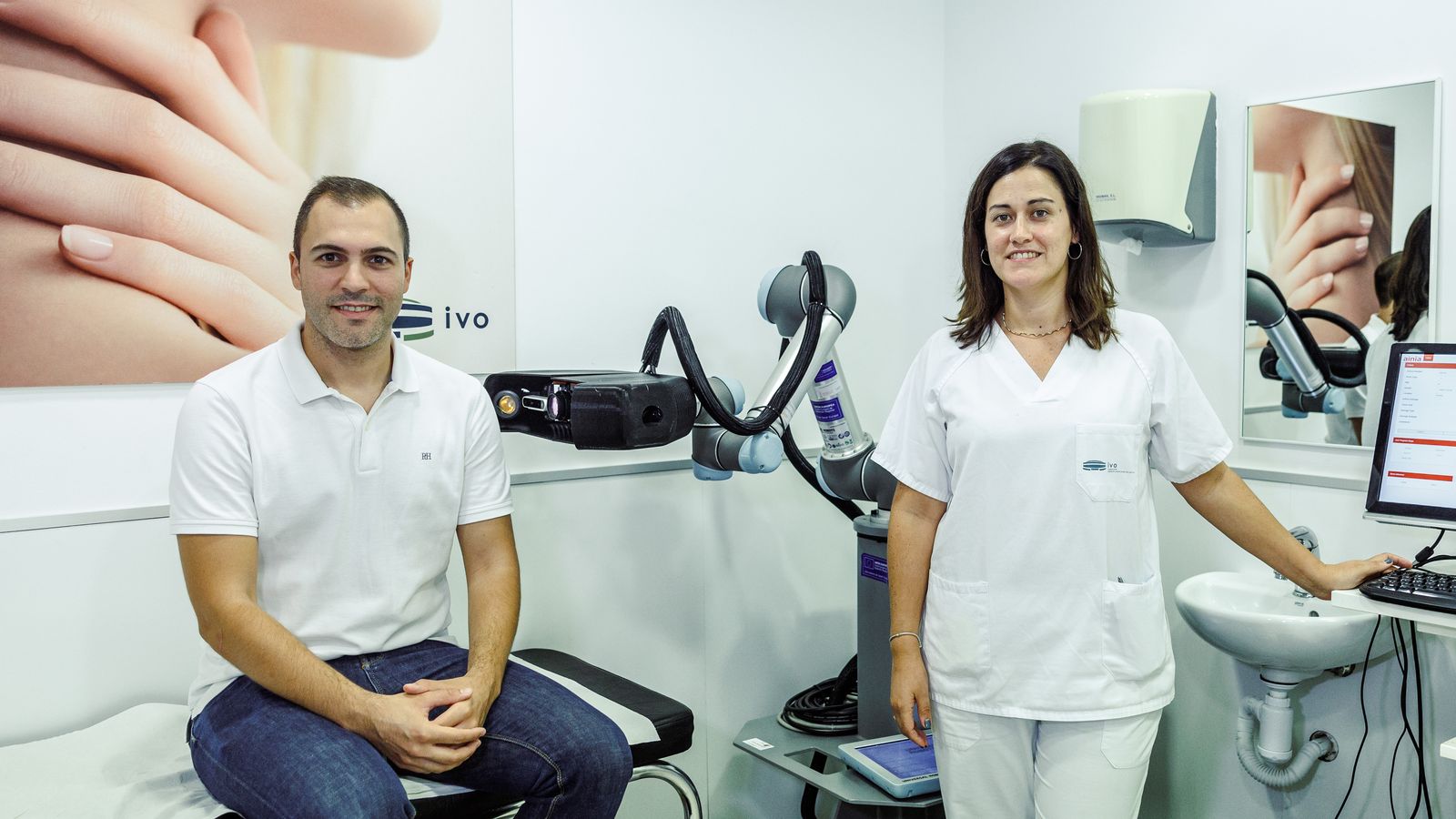 Carlos Sáez, enginyer investigador del projecte de Ainia, i Arantxa Rodriguez, infermera del servei de dermatologia de l'IVO (Institut Valencià d'Oncologia)