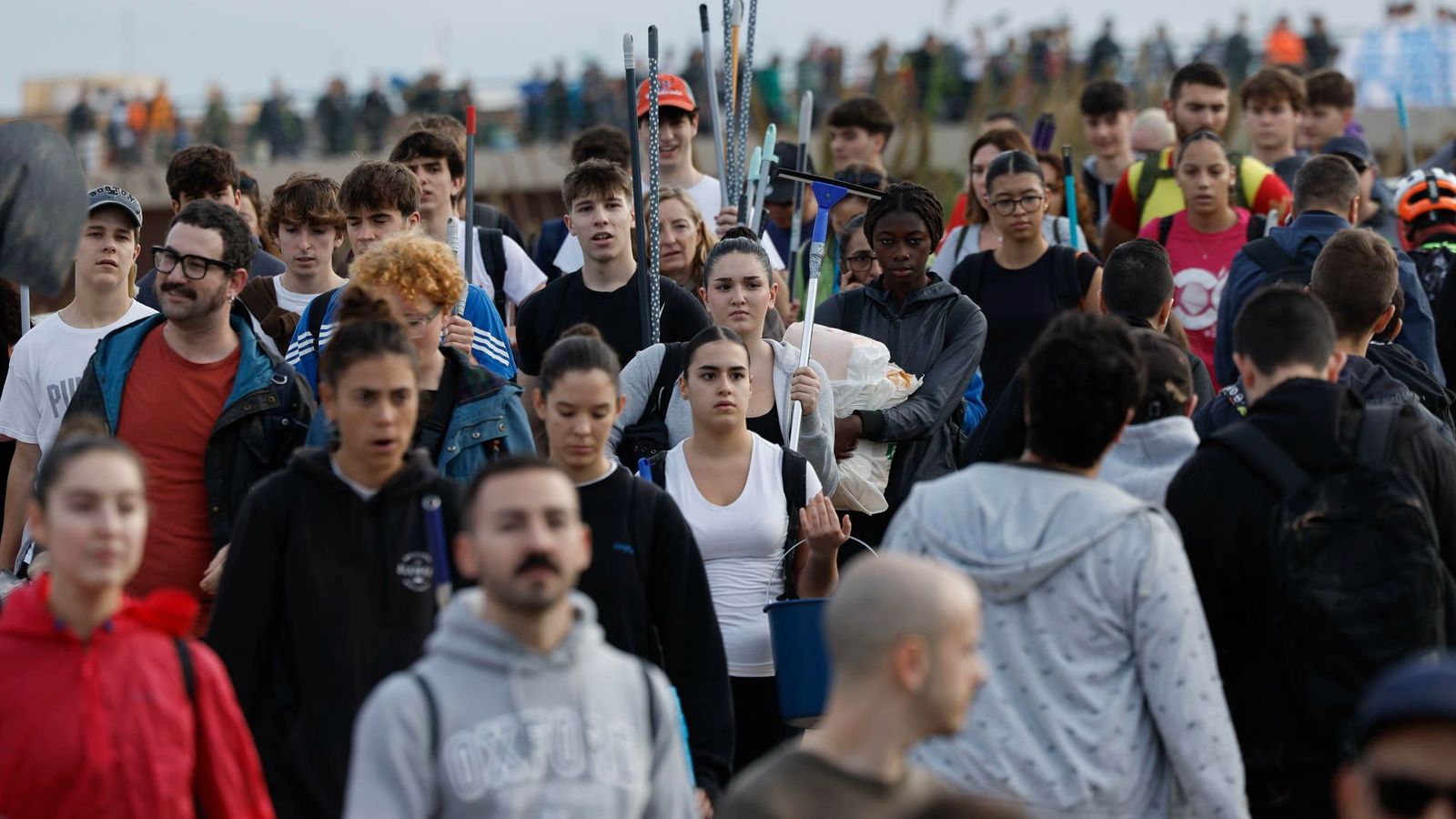Marea de voluntaris que eixia de València cap a les pedanies del sud per a ajudar en la neteja