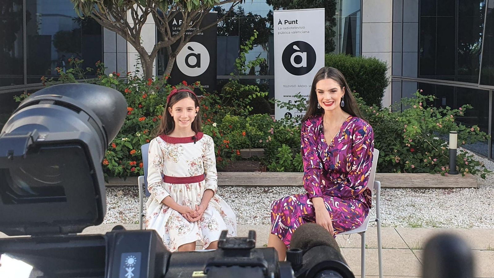 Inés Llavador i Belén Morado, màximes representants de les Fogueres de 2023, durant l'entrevista en 'Les notícies del matí'