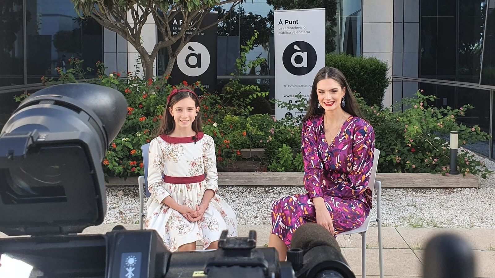 Inés Llavador i Belén Morado, màximes representants de les Fogueres de 2023, durant l'entrevista en 'Les notícies del matí'