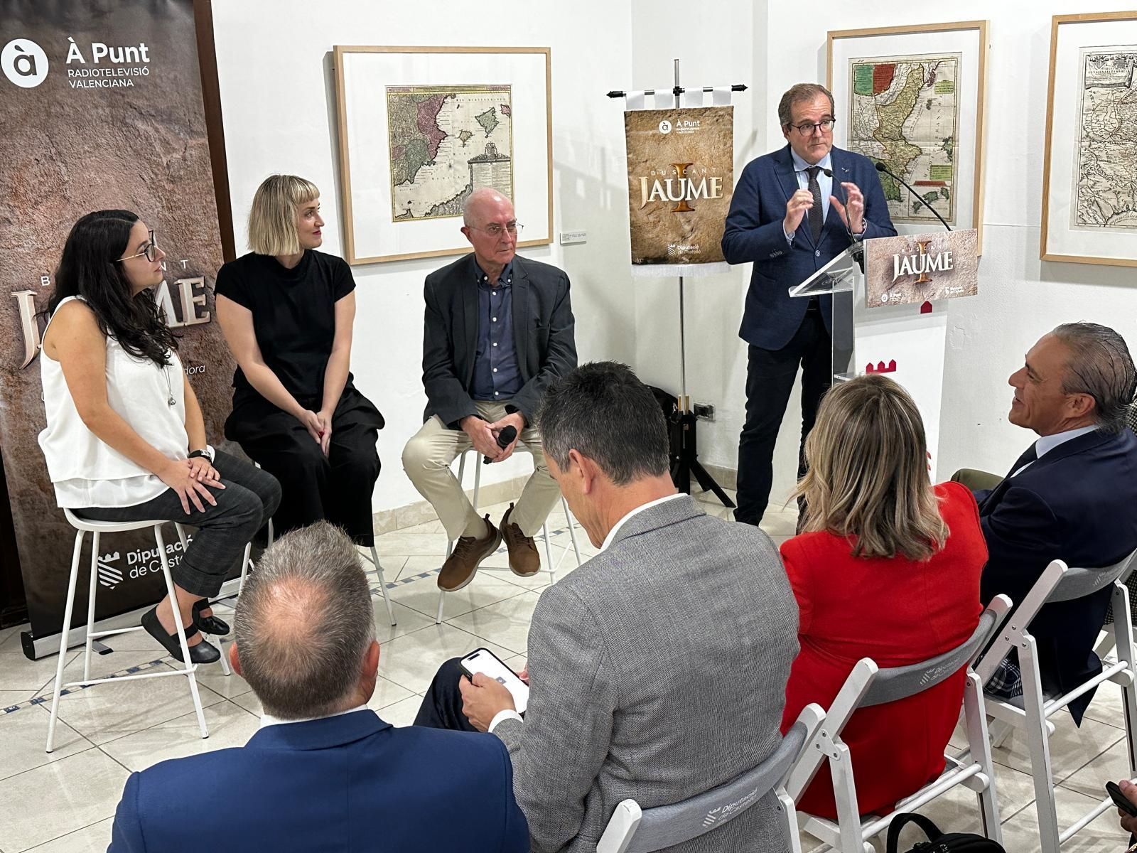 Lledó Ruiz, historiadora medievalista de la UJI, Mireia Pérez, presentadora de ‘Buscant Jaume I’ i José María Villagrasa, productor i director de la sèrie i Benjamín Marín, dircom d'À Punt