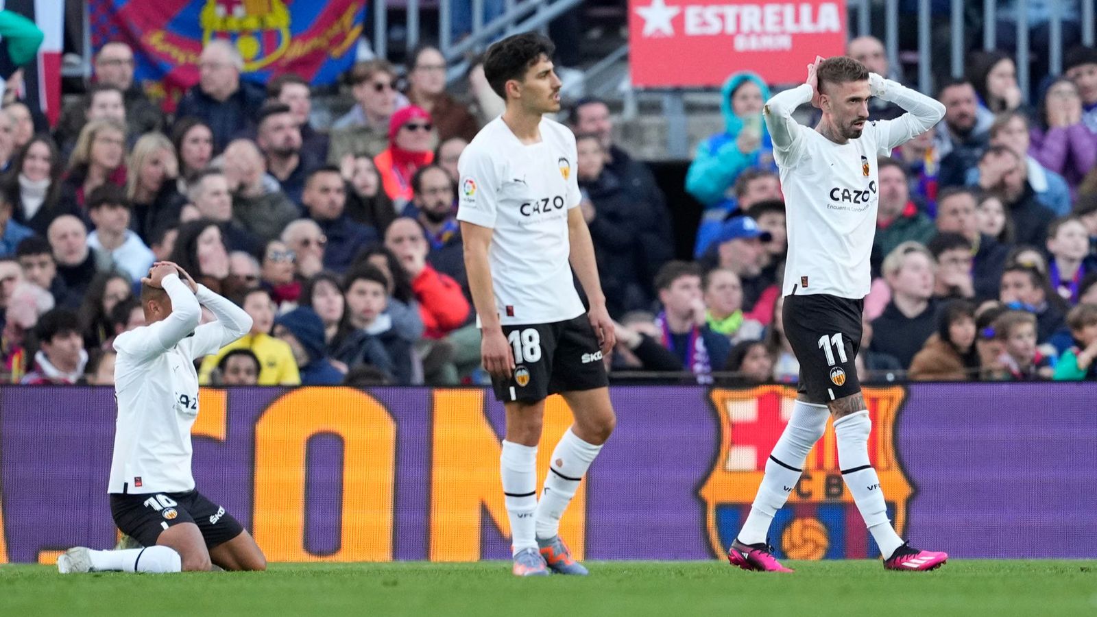 Els jugadors del València es lamenten després d'una acció fallada