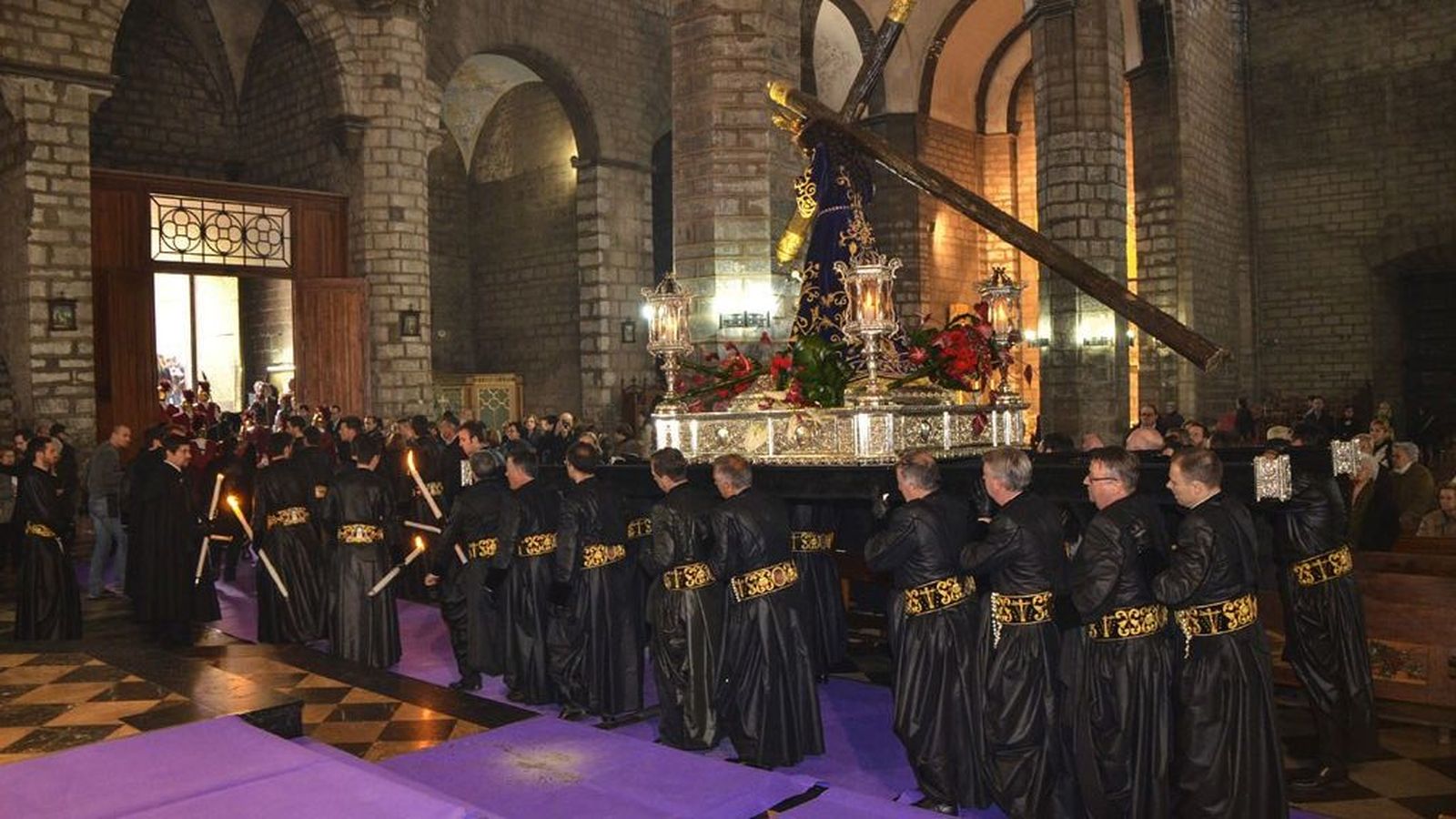 Els integrants de la Puríssima Sang de Sagunt trauen un dels passos processionals de la Setmana Santa