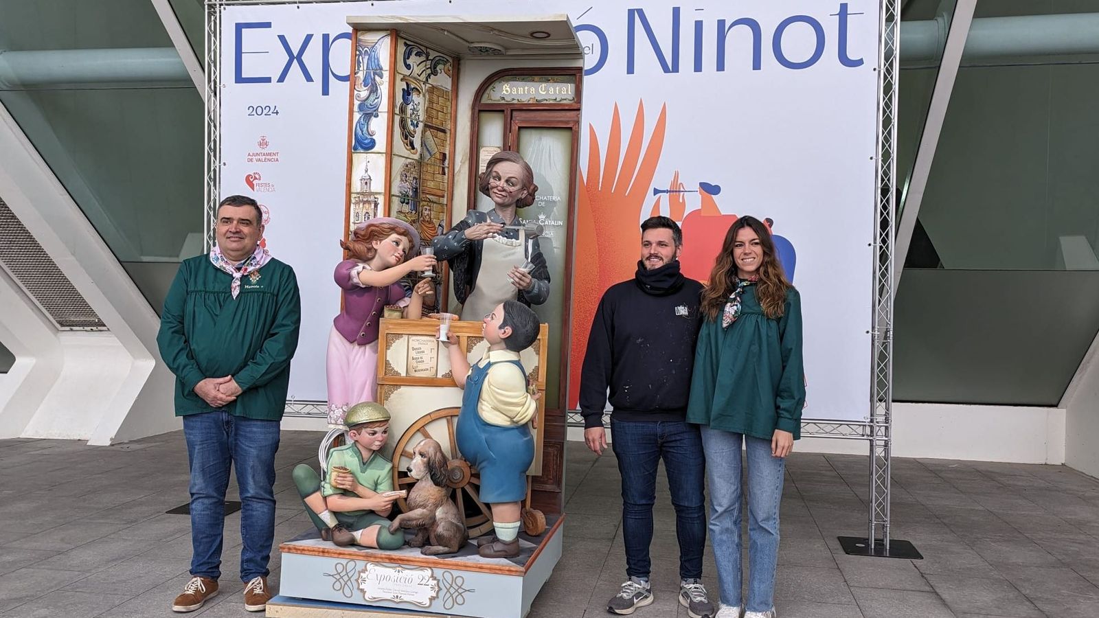 Els representants d'Exposició-Micer Mascó, la comissió que es va alçar amb el primer premi les passades Falles, amb l'artista en el moment de lliurar el seu ninot