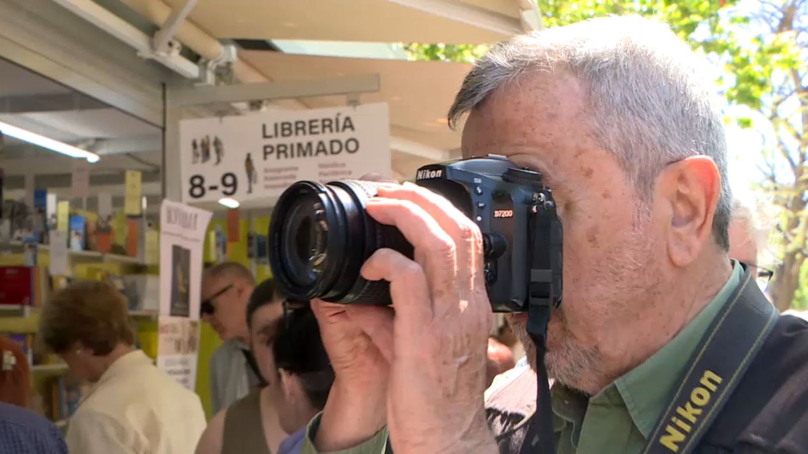 El Flaco porta trenta anys movent-se per les casetes de la Fira del Llibre per a aconseguir les millors imatges