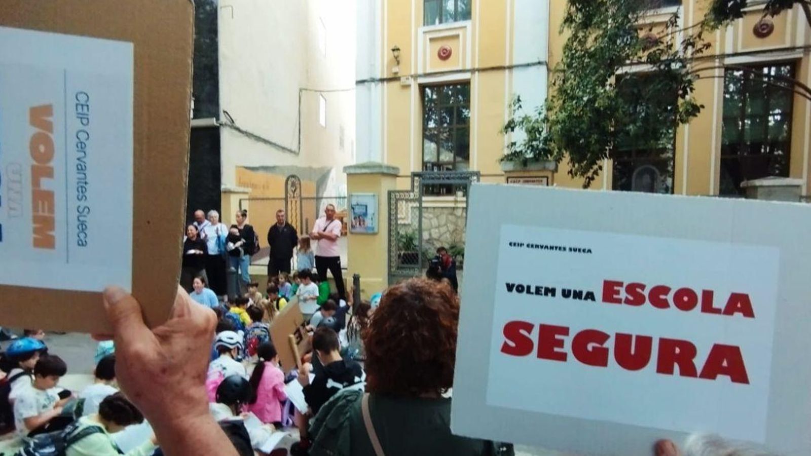 Part de l'alumnat i les famílies que han participat este dilluns en una nova concentració a les portes del centre de Sueca clausurat