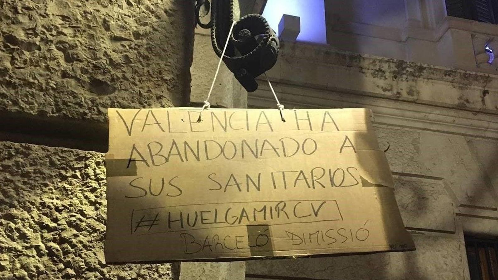Un dels cartells penjats pels MIR a València