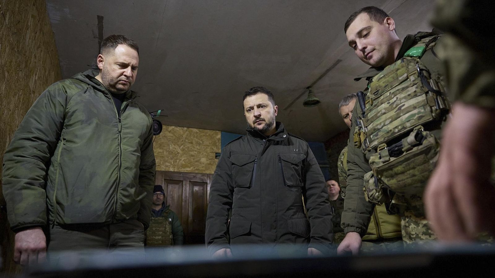 Zelenski, reunit amb militars durant la seua visita al lloc de comandament en la línia de front de l'àrea de Kupyansk, Ucraïna