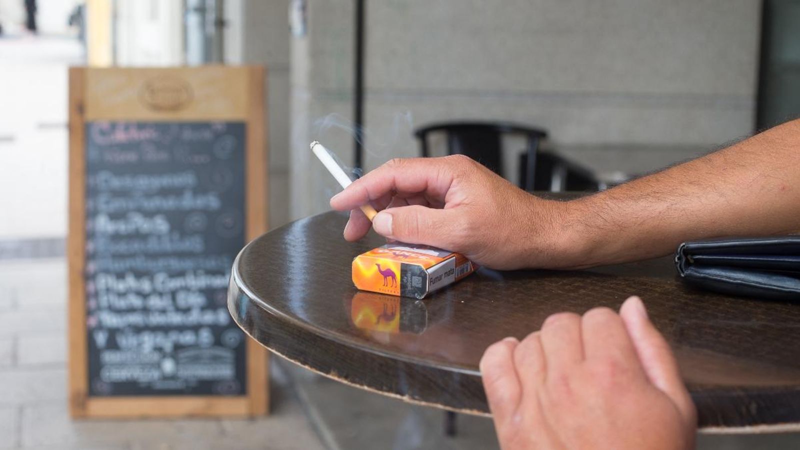 Una persona fuma en una terrassa