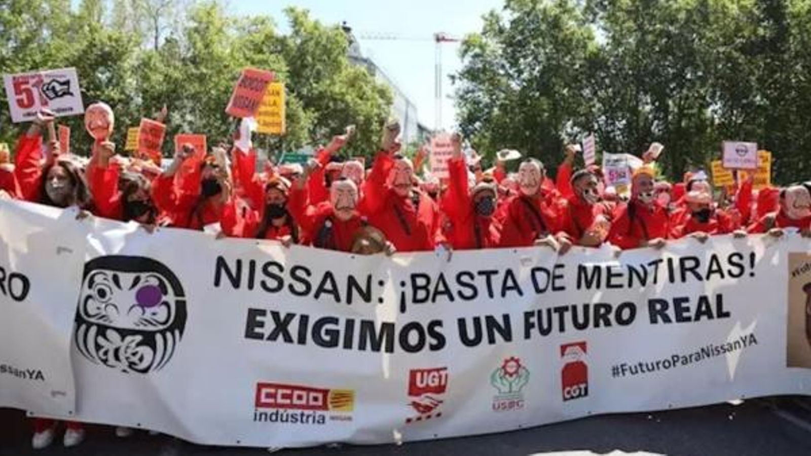 Treballadors de la planta de Nissan de Barcelona, durant una manifestació