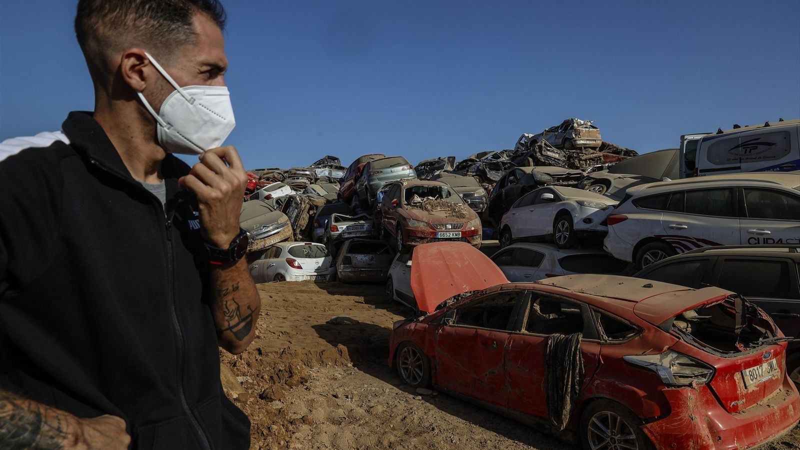 Un home en un desballestament de vehicles afectats per la DANA en un polígon de Catarroja