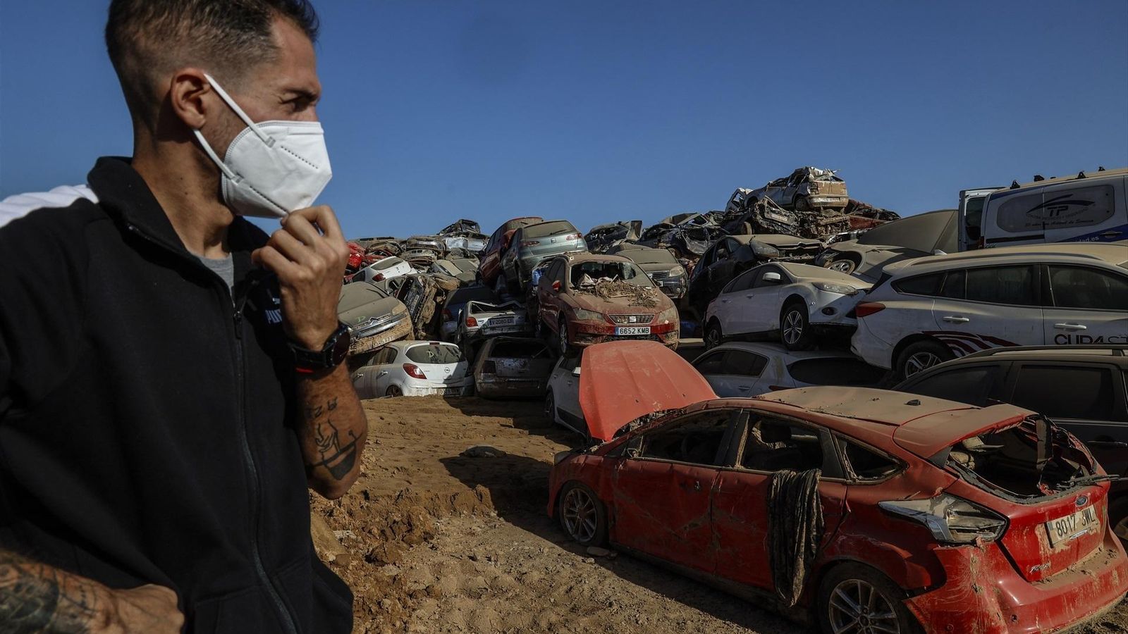 Un home en un desballestament de vehicles afectats per la DANA, en un polígon de Catarroja Un home en un desballestament de vehicles afectats per la DANA en un polígon de Catarroja