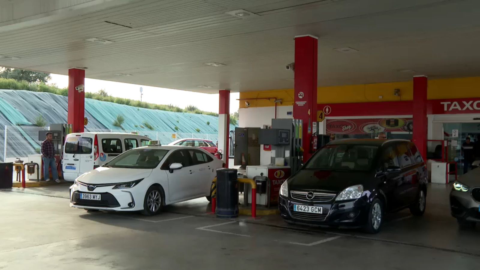 Les estacions de servici començaran a aplicar la rebaixa de l'IVA dels carburants quan coneguen el decret en detall