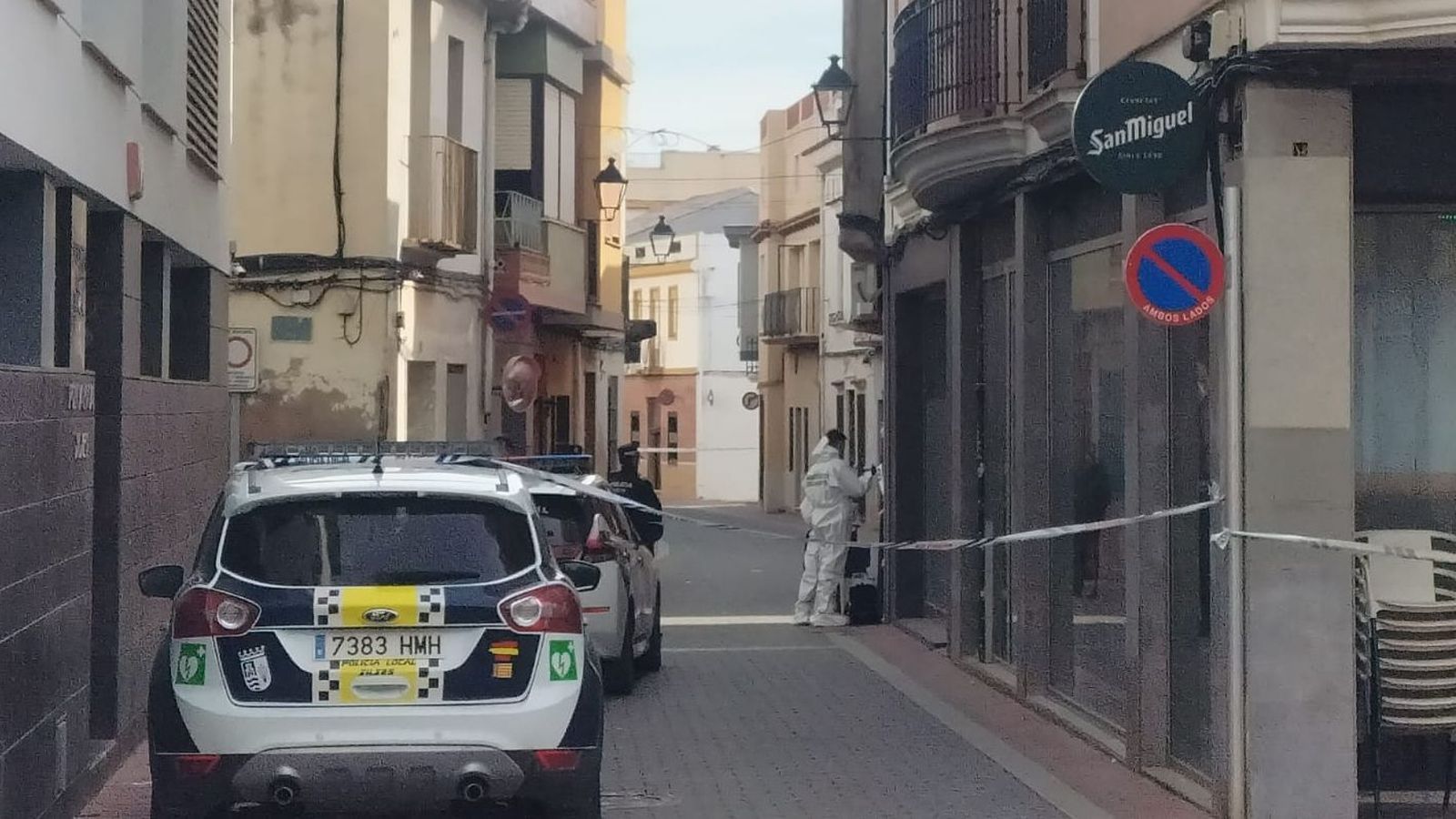 Agents de la policia judicial accedixen al domicili on vivien les dos víctimes mortals este dimecres al matí