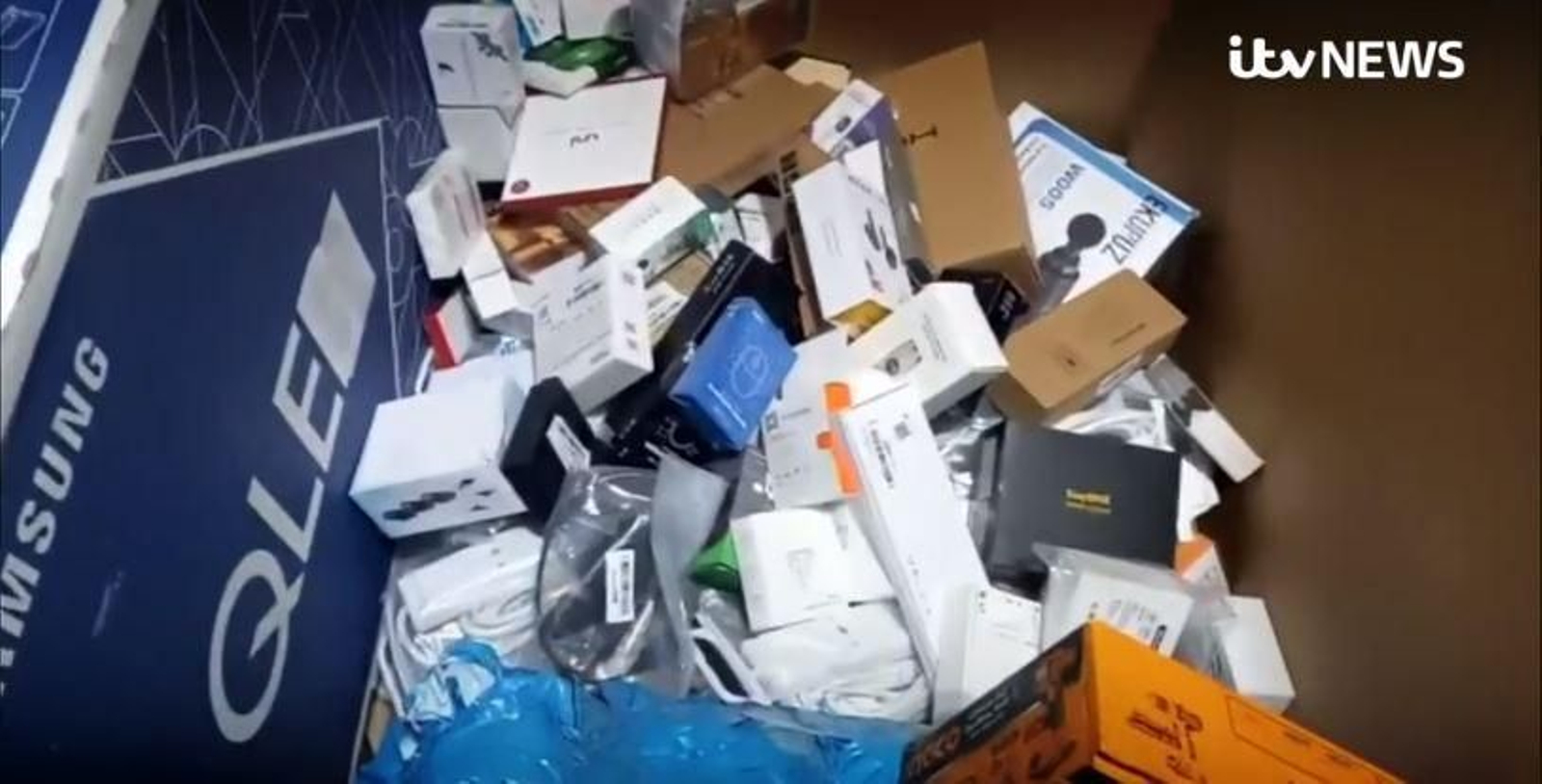 Productes nous d'Amazon llançats al fem