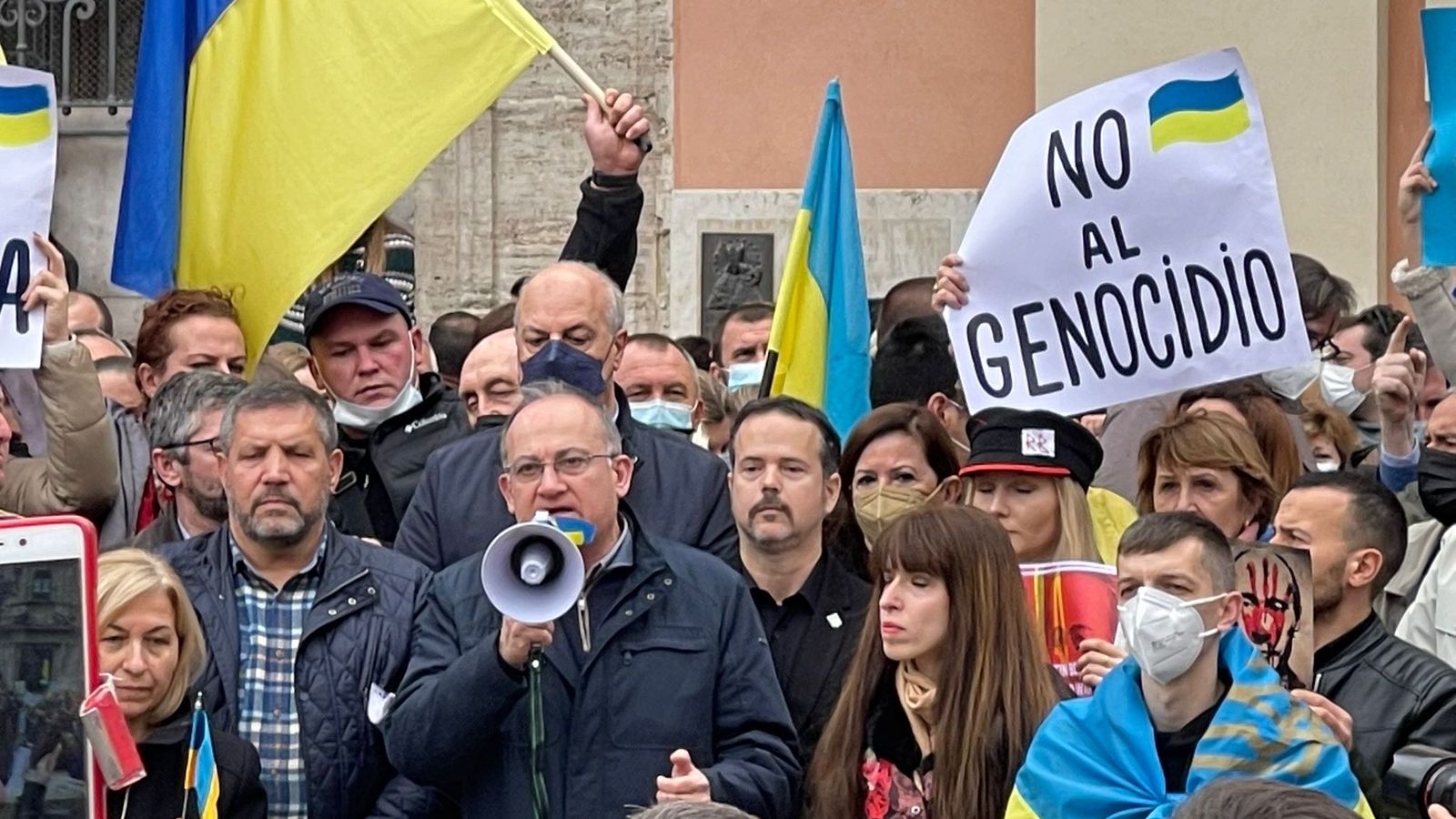 Joan Calabuig en la concentració contra la guerra d'Ucraïna