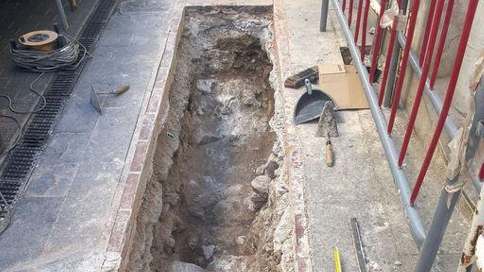 Imatge de la muralla a les obres de canalització d'una carrer de Gandia