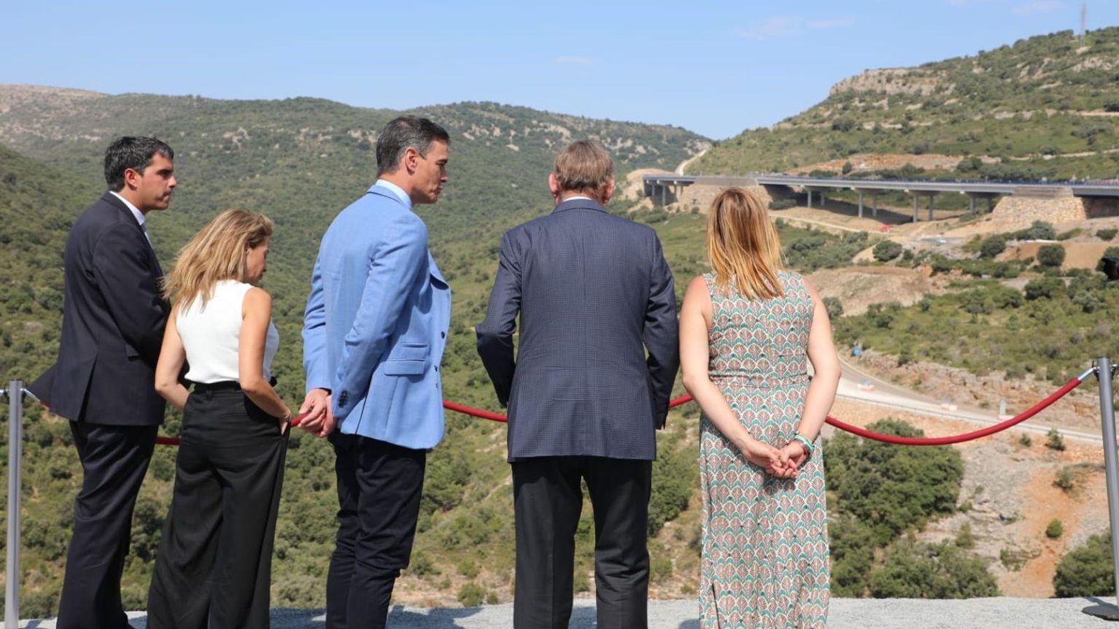 El president del govern espanyol, al centre, i el de la Generalitat, junt a altres autoritats de la Comunitat Valenciana observen el nou viaducte del traçat de la N-232