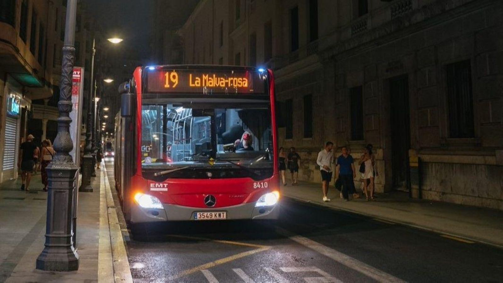 Un carrer de València de nit, en una imatge d'arxiu. Nits tòrrides a València