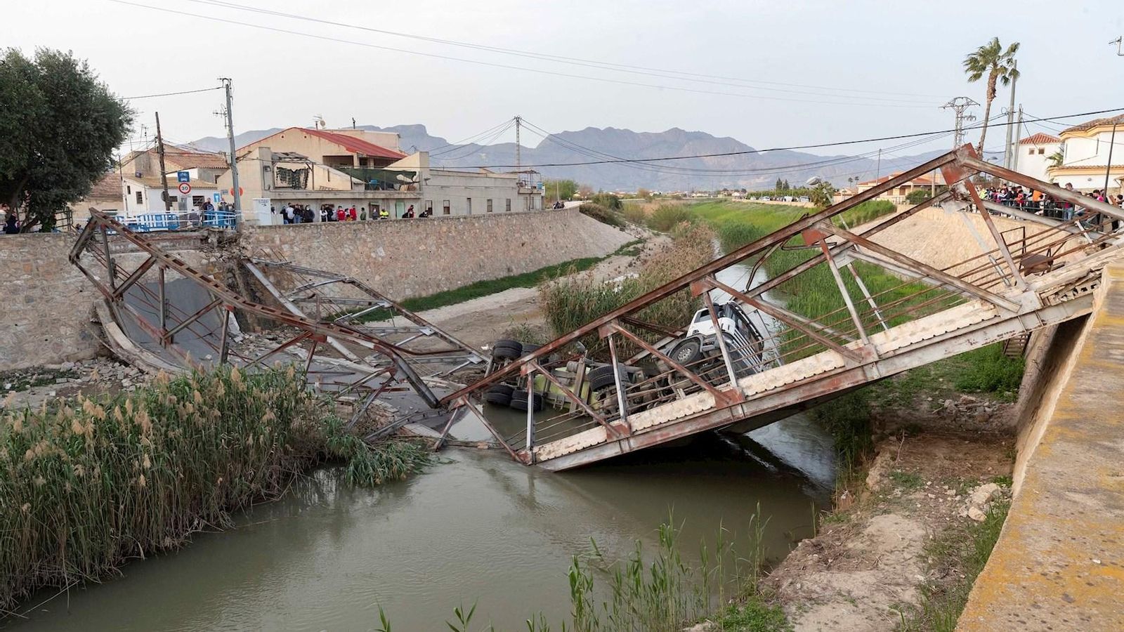El pont sobre el riu Segura que uneix la pedania murciana de El Raal i la de La Basca, en Benil, afonat aquest dilluns
