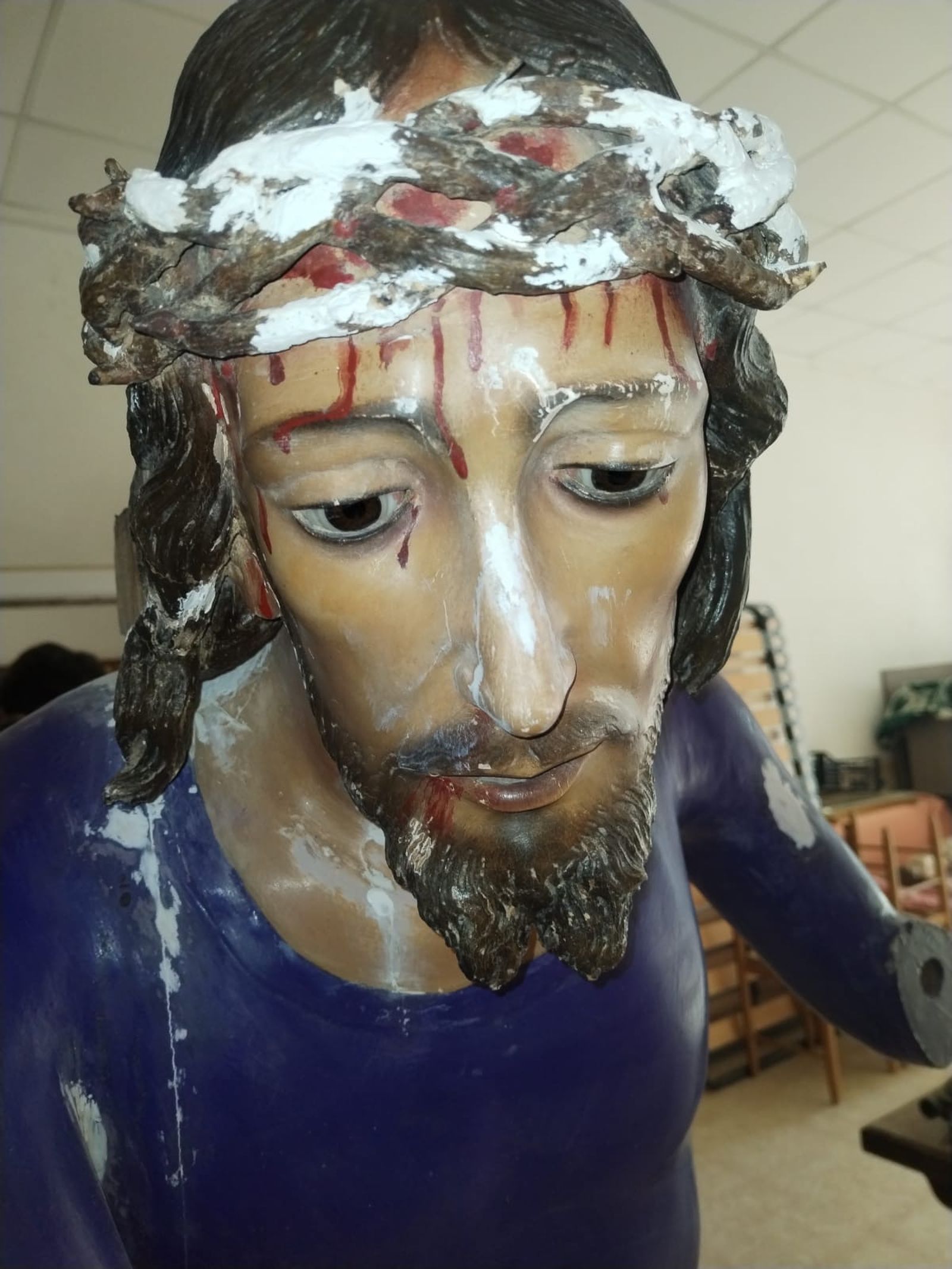 La imatge del Crist deteriorada per la barrancada